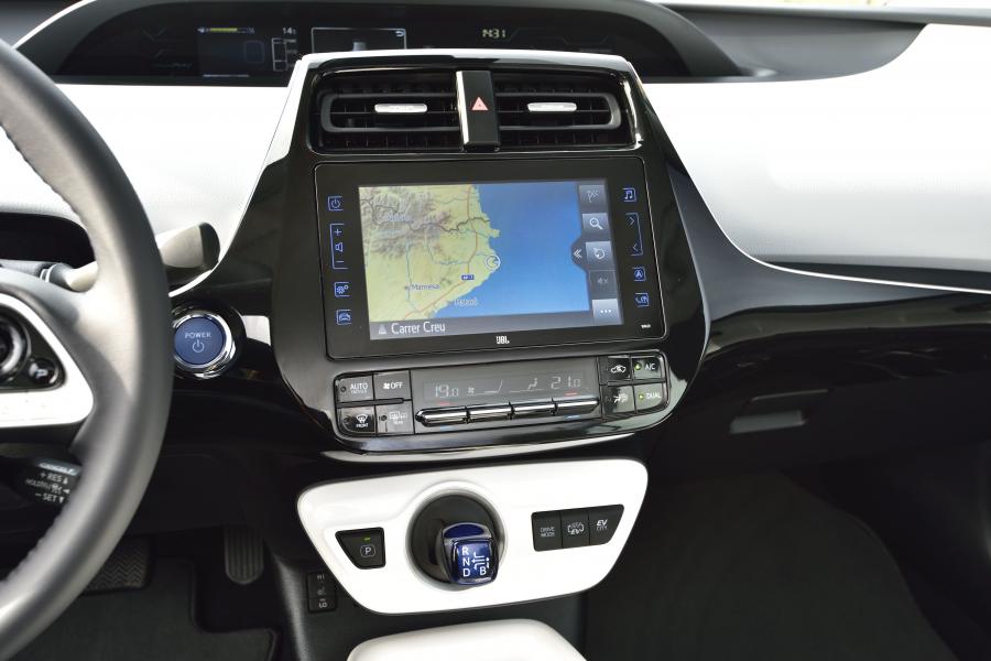 Детали интерьера Toyota Prius Plug-in Hybrid 2016 года  (фото 105 из 187)